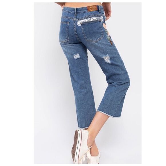 boyfriend Fit Distressed Jeans w Floral Embroidery - Picture 5 of 15